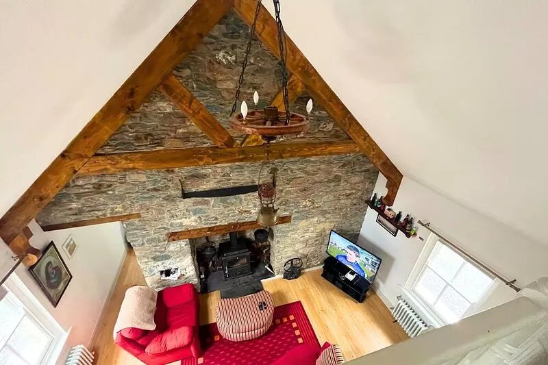 Newly renovated stone cottage located 2.5 miles from Killarney Town