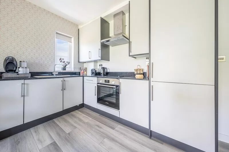 AshView 4 - Heathrow - Thorpe Park - Free Parking