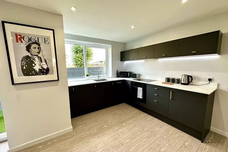 Brand New 4 Bedroom House -Sleeps 9 - Free Parking