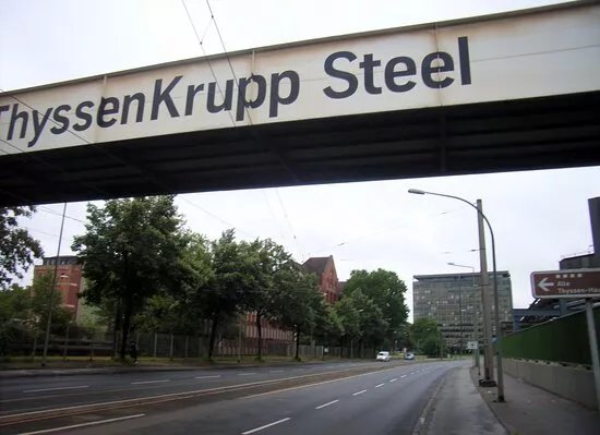 Brucke mit Industrie-Aussicht auf Thyssenkrupp Steel in Duisburg ...