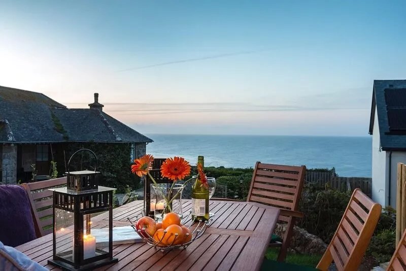 Stunning 3 bedroom house in St Ives, sleeps 6, with Seaviews, parking & wifi