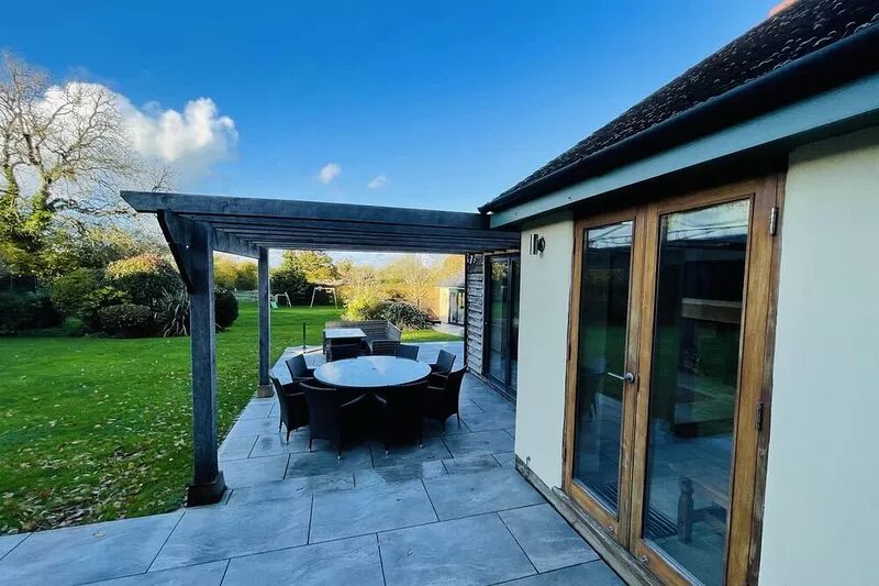 STUNNING LARGE COUNTRY FAMILY HOME, INDOOR POOL, SLEEPS 12, SECLUDED GARDEN