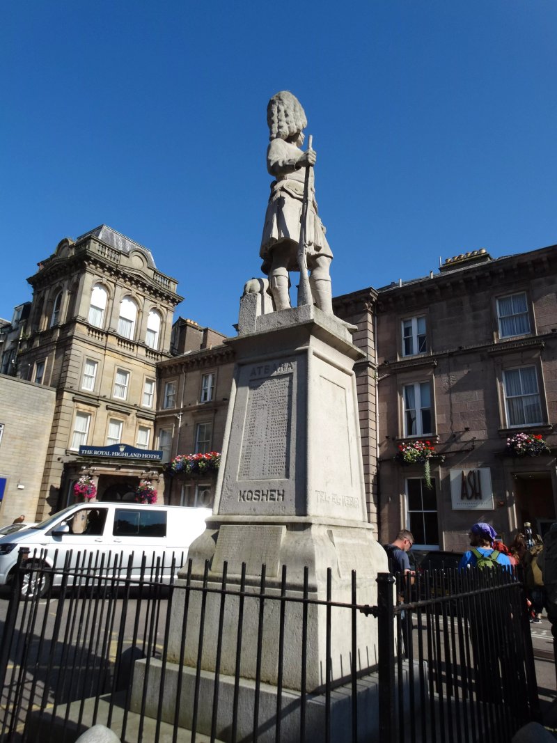War Memorial To Cameron Highlanders