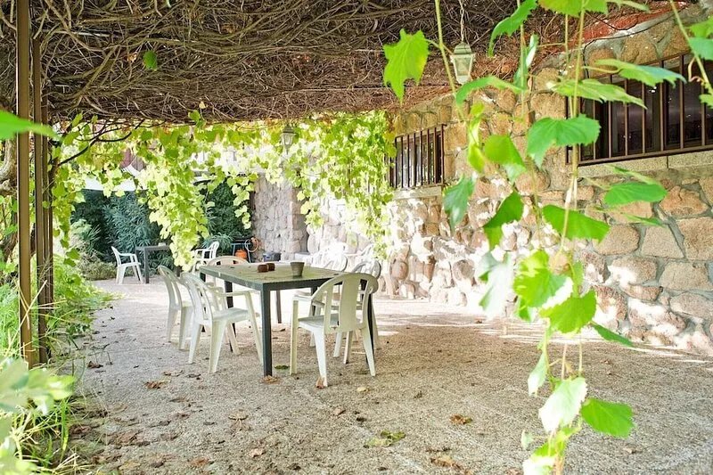Rural apartment with shared garden, pool and Spa