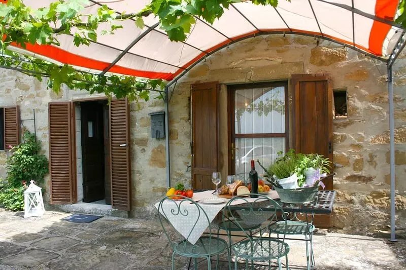 Villa in Camucia-monsigliolo with 2 bedrooms sleeps 5