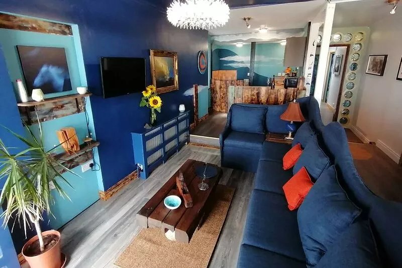 3 bedroom boutique art apartment with sea views