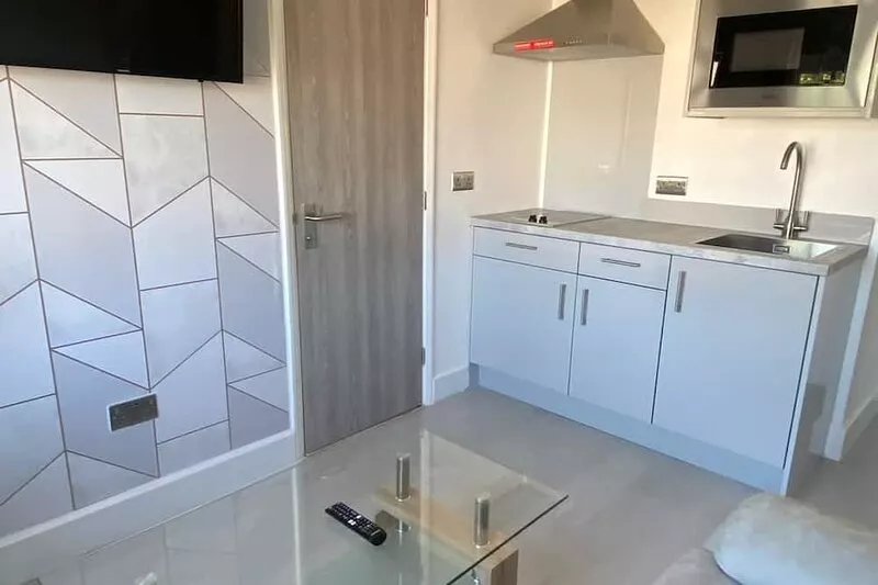 New Modern Refurbished Luxe Apartment + Free Parking