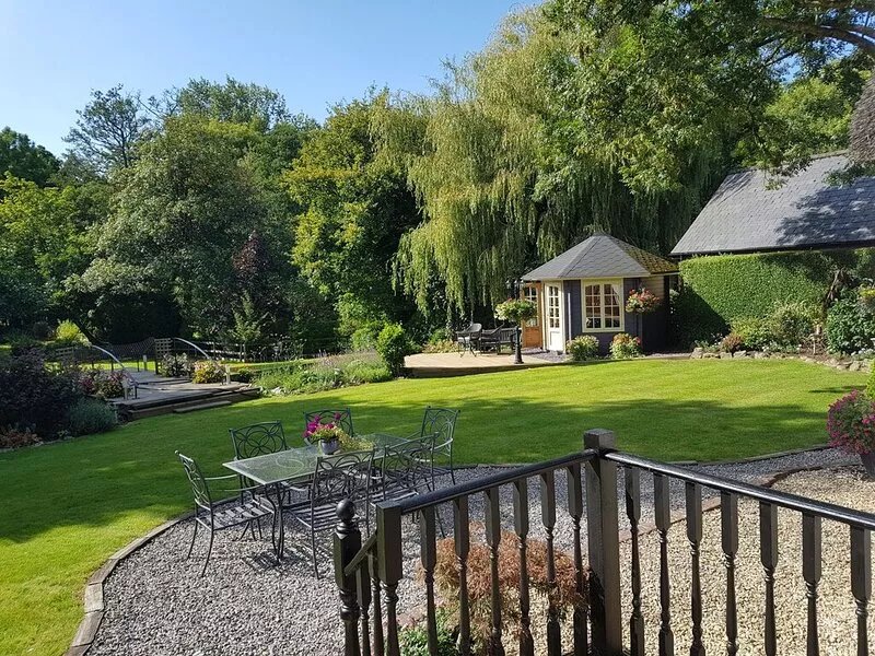 Beautifully Appointed Riverside Thatched Cottage. Town Centre, Yet Secluded