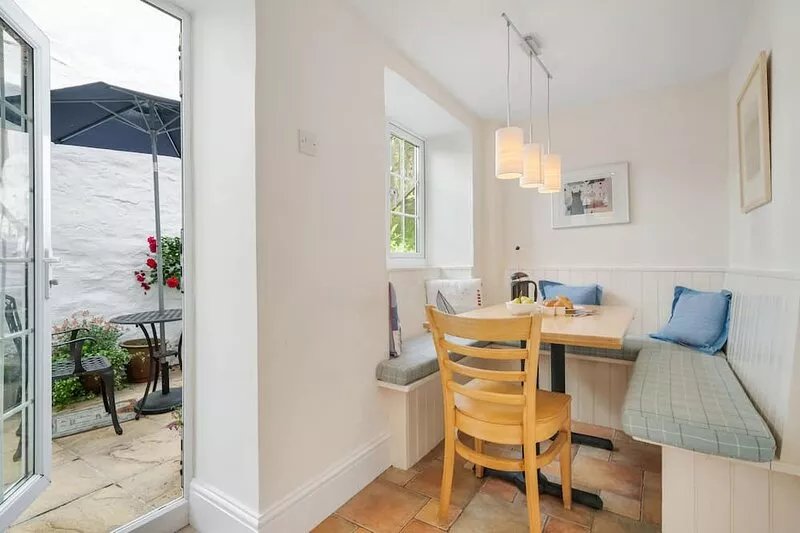 A traditional seaside cottage, with sea views and an easy walk to Portreath.
