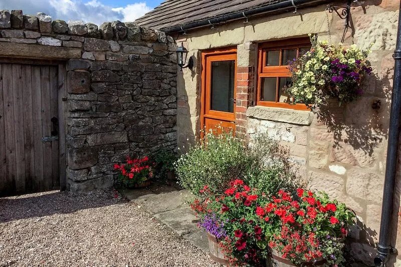 THE COW SHED, romantic, character holiday cottage in Alport