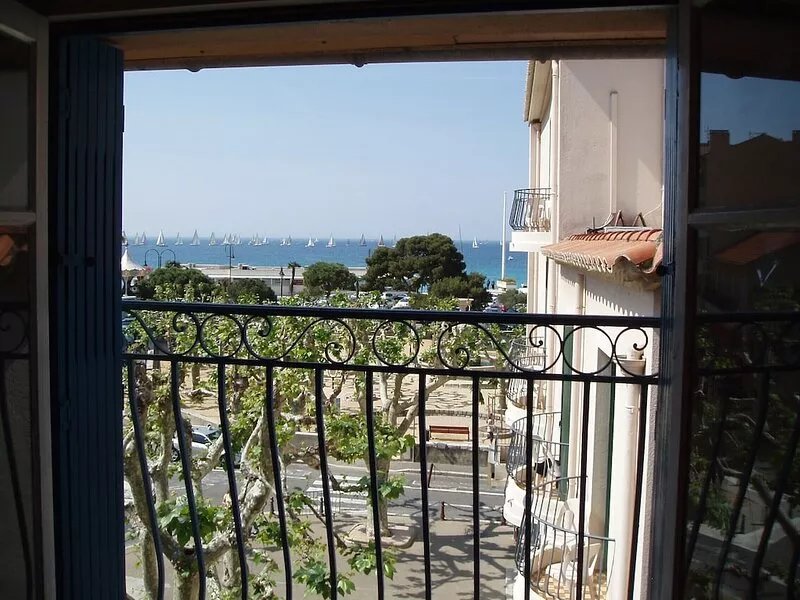 Sleeps 6-10, 80 m2, historic town centre, sea view, 2 mins to harbour and shops