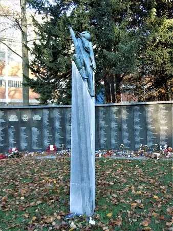 Monument D’Hommage Aux Aviateurs Tombes en Service