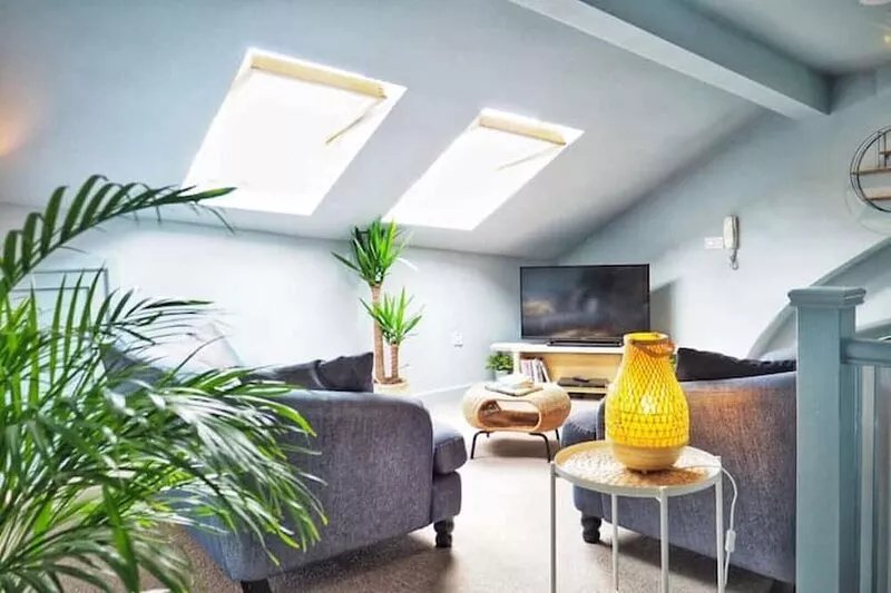Stunning apartment + private garden. 5 mins walk to shops and bars.