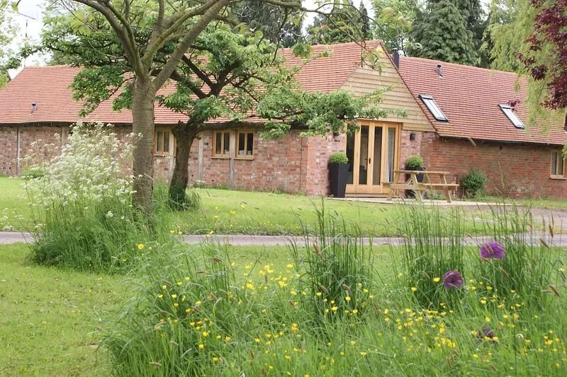 Bright two bed cottage in  beautiful countryside with log burner.