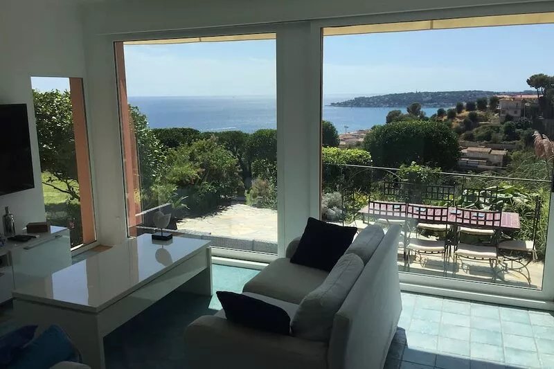 Villa with garden, 12-minute walk from the beach, magnificent sea view.