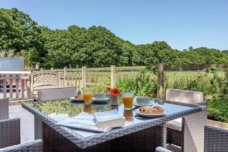 2 bedroom accommodation in Bury Gate, near Pulborough