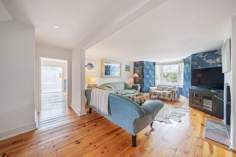 Albury House -  sleeps 8 guests  in 4 bedrooms