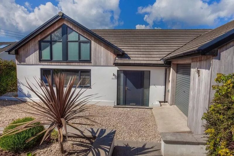 Modern & Cosy Home with Hot-Tub, 5min drive to Beach, ideal for large families.