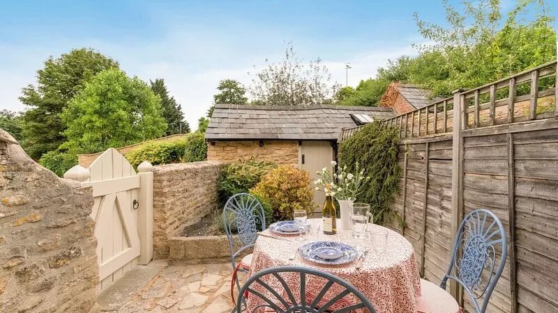 Vine Cottage, Charlbury - sleeps 2 guests  in 2 bedrooms