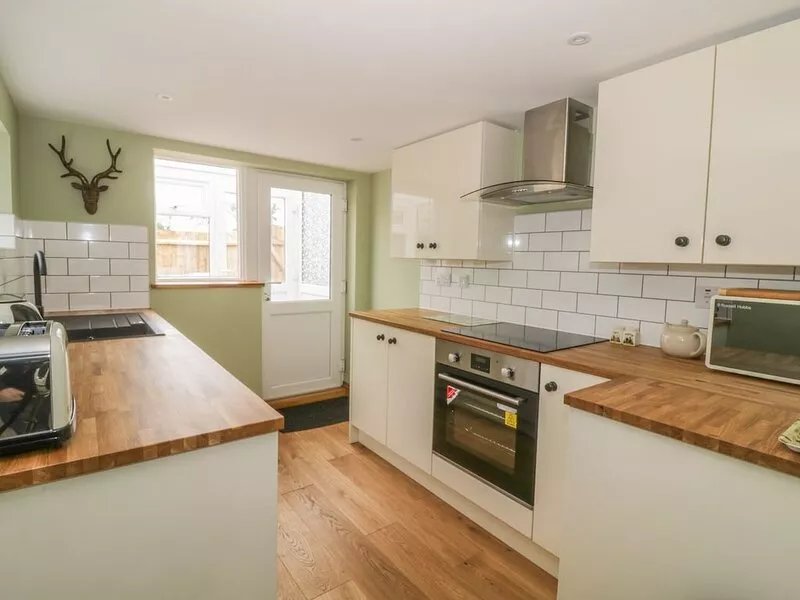 2 HILLSIDE COTTAGES, pet friendly in Felixstowe, Suffolk