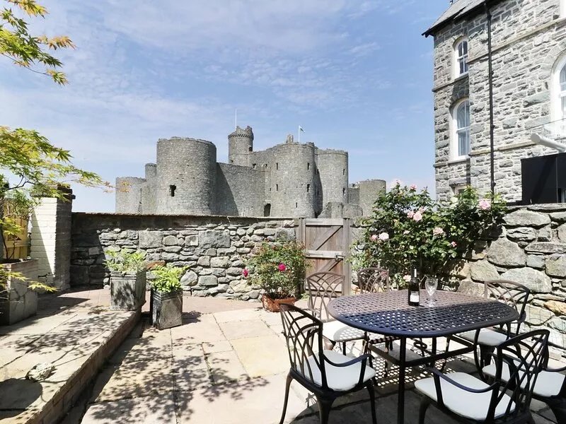 CASTLE LODGE, pet friendly, character holiday cottage in Harlech
