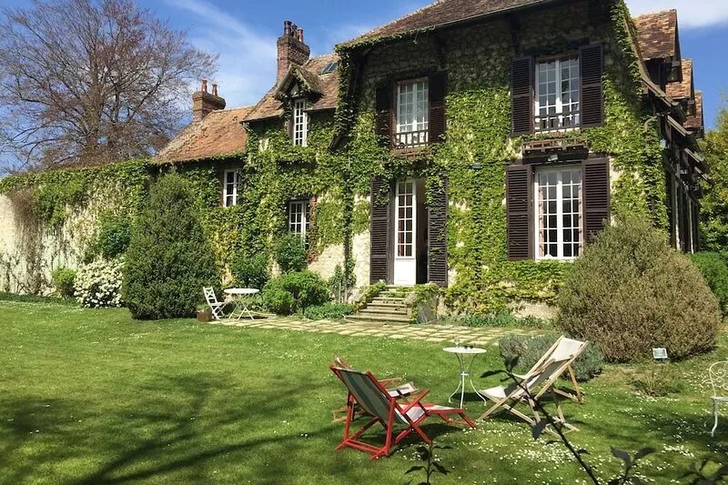 Large Anglo-Norman family house with swimming pool on the banks of the Seine