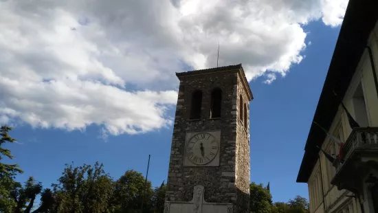 Torre Civica Medievale con resti del castello di Calcinato