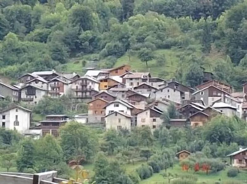 Luxury Studio With Easy Access To The 3 Valleys In A Beautiful Spa Town, Free Wi