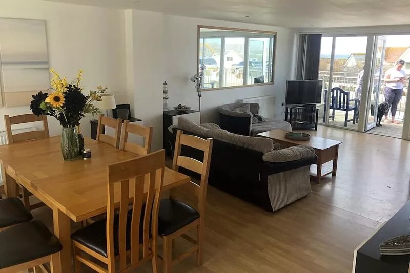 3 Bed House Two Minutes From The Sea/beach