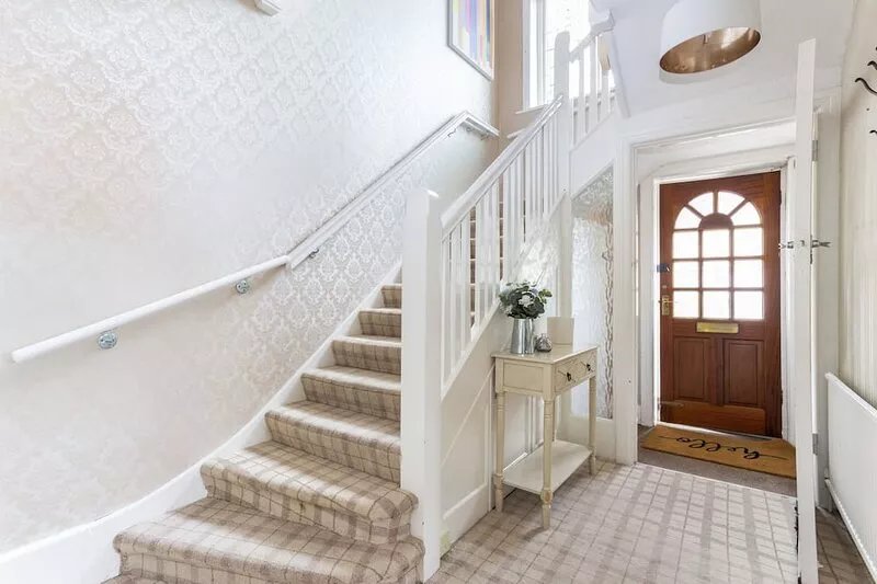 RENOVATED 5 BED HOUSE WITH HOT TUB + TABLE TENNIS