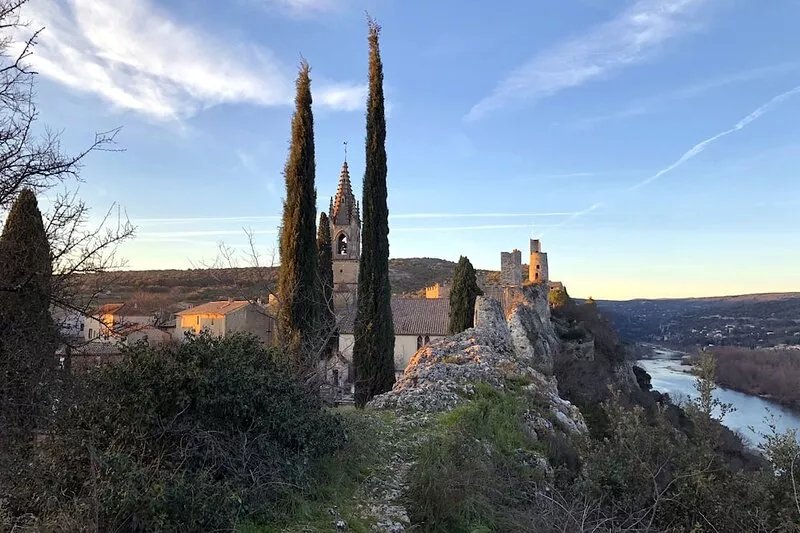 Rare! Mas en pierre 4 bedrooms /2 bathrooms, garden, heated pool, in the heart