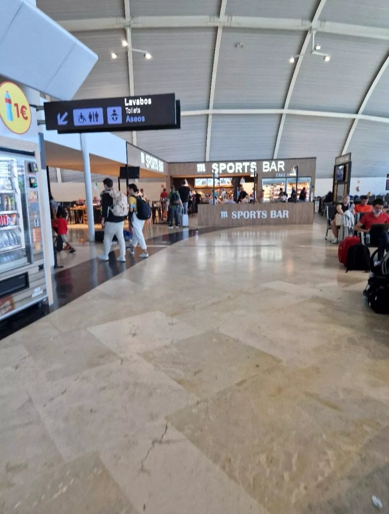 Mahou Sports Bar ( Valencia Airport )