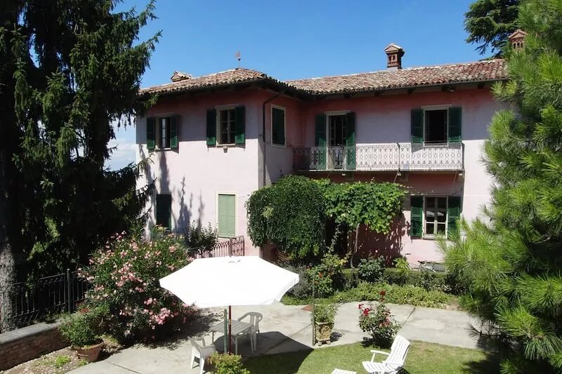 Guarene: ALBA, 5 km: in historical Mansion with park a flat overviewing the