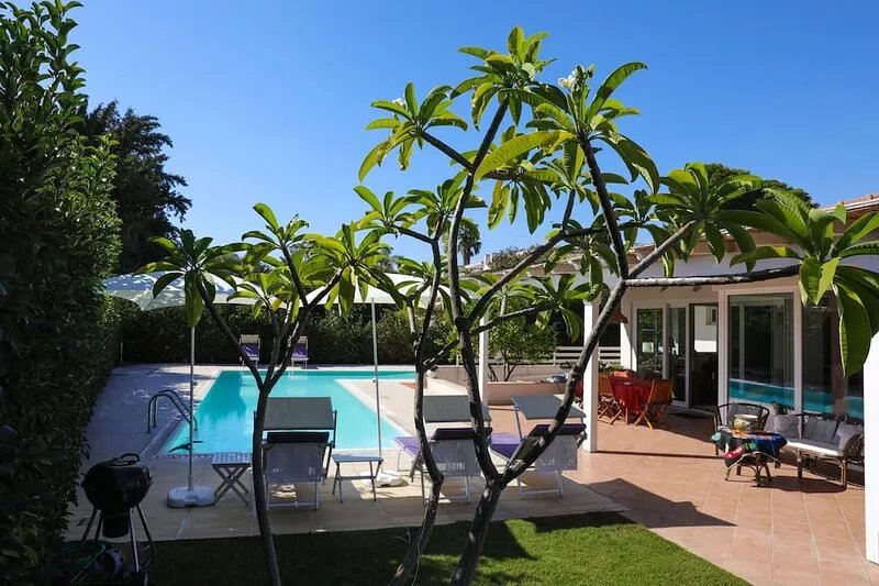 Villa with private pool at 300 meters from the sea!