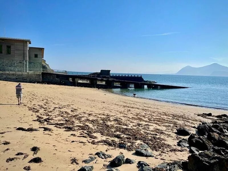 Large house, sleeps 10 on Beach Road, opposite The Cliffs, 250 yds from beach.