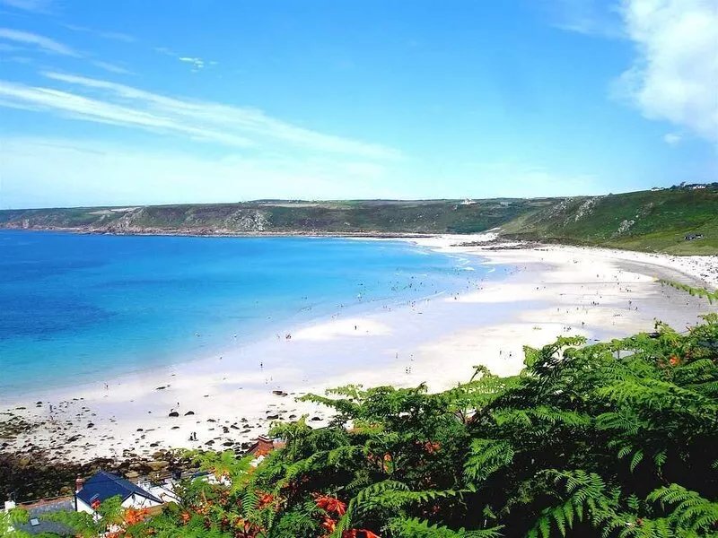Thatched farmhouse with large garden a few minutes' walk from a stunning beach