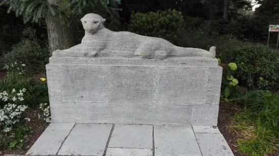 Skulptur "Liegender Panther"