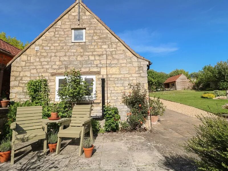 WHEELWRIGHTS COTTAGE, romantic, with pool in Corby Glen