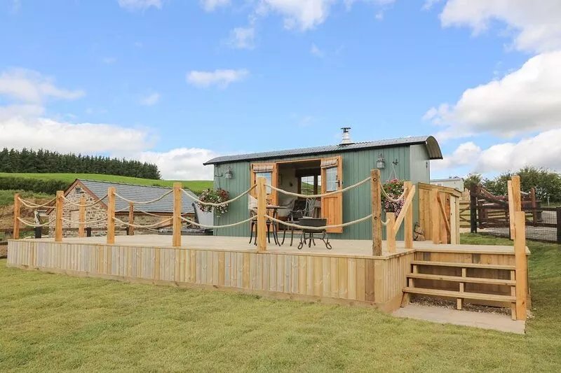 Ivy's Way - Delightful Pet Friendly Shepherds Hut Sleeping 2
