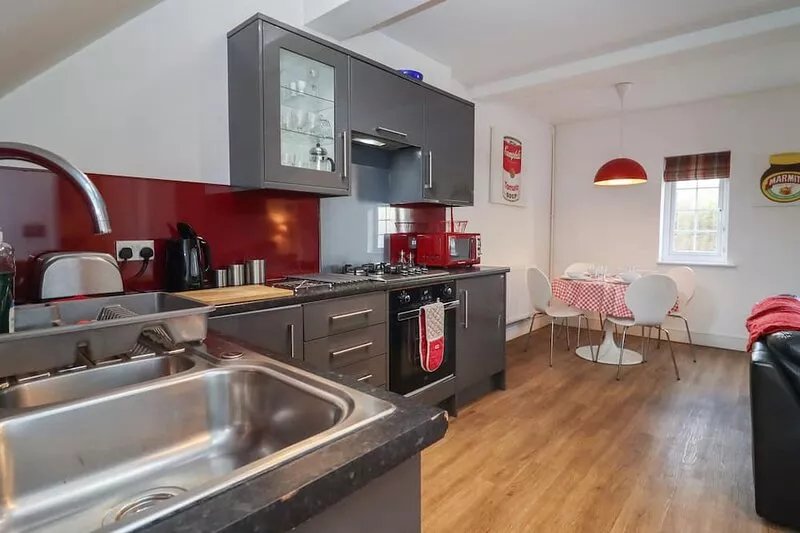 THE LITTLE WHITE COTTAGE, family friendly in Milton-Under-Wychwood