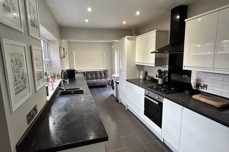 Millwright Villa - beautiful Victorian detached home that sleeps up to 7
