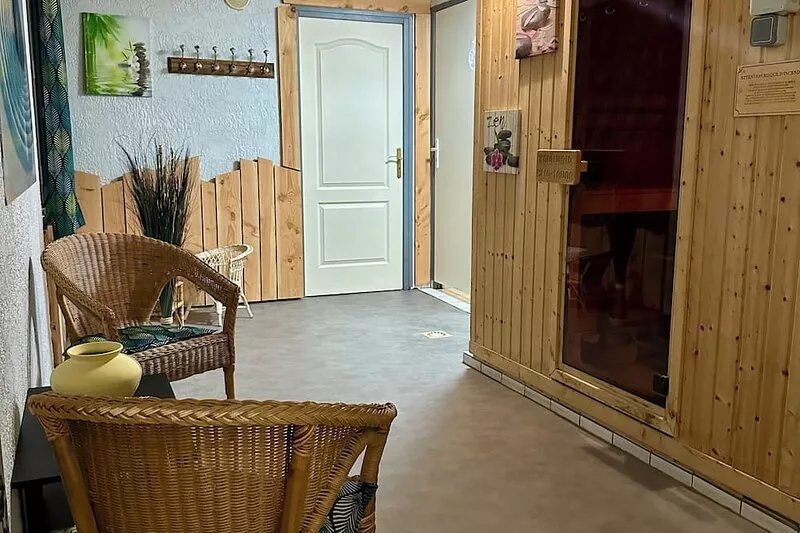 - 10% February. Private indoor pool 29°, sauna. Summer: 2 pools, indoor