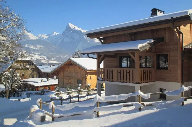 8/10 *** Chalet located in the town center 200m from the gondola and slopes