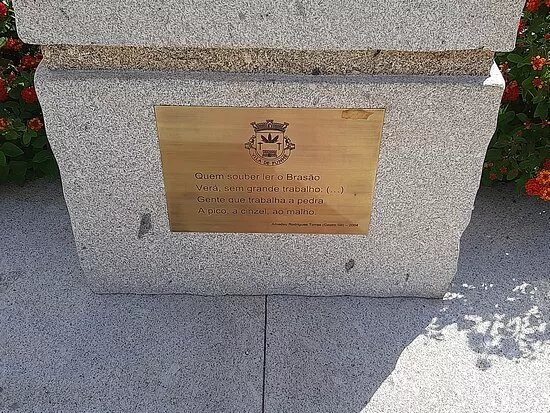 Monumento Ao Homem Que Trabalha A Pedra