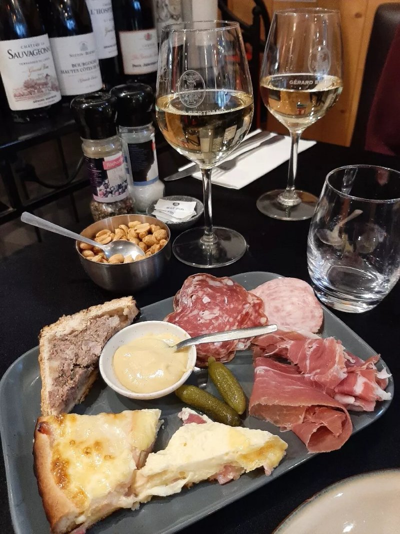 La Taverne Sarl Her Pere Et Fils