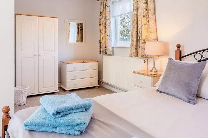 Tranquil Detached Spacious Cottage, Private Enclosed Garden, 2 Ensuite Bedrooms.