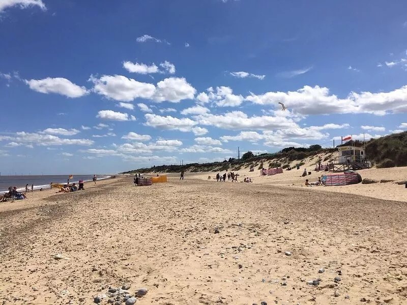 Seaside holiday cottage by the beach in beautiful Hemsby, Norfolk ref 99006J