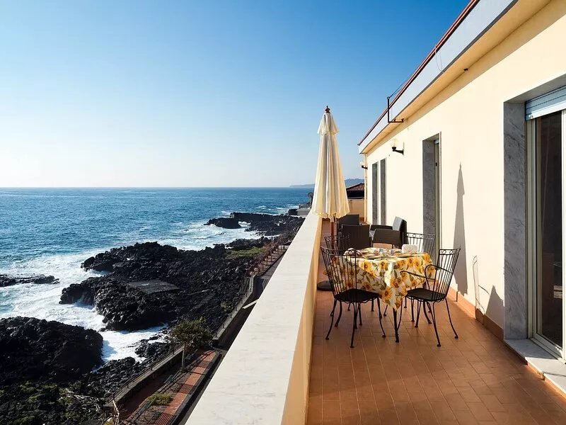 Waterfront apartment, with two bedrooms and terrace with sea and Etna view