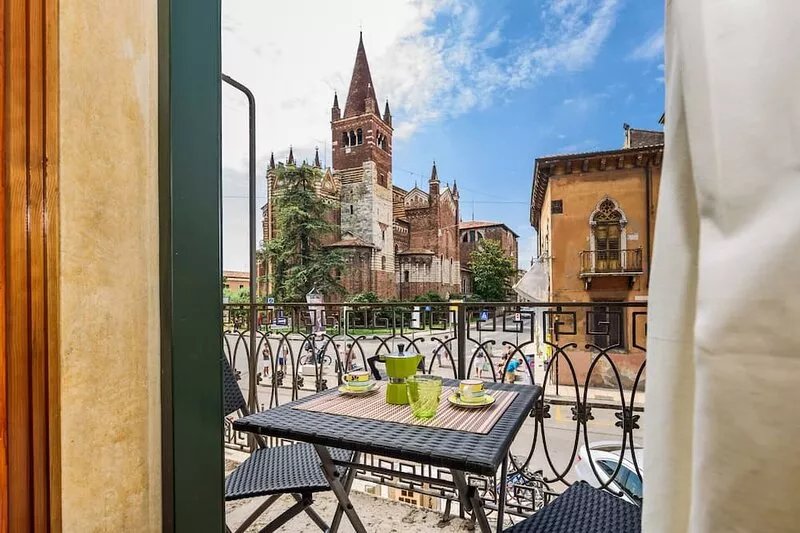 Lovely apartment with balcony with breathtaking view on San Fermo church.