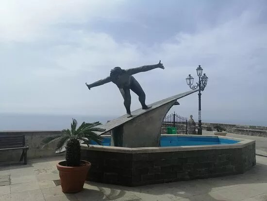 Statua Della Surfista Di Salvatore Fiume
